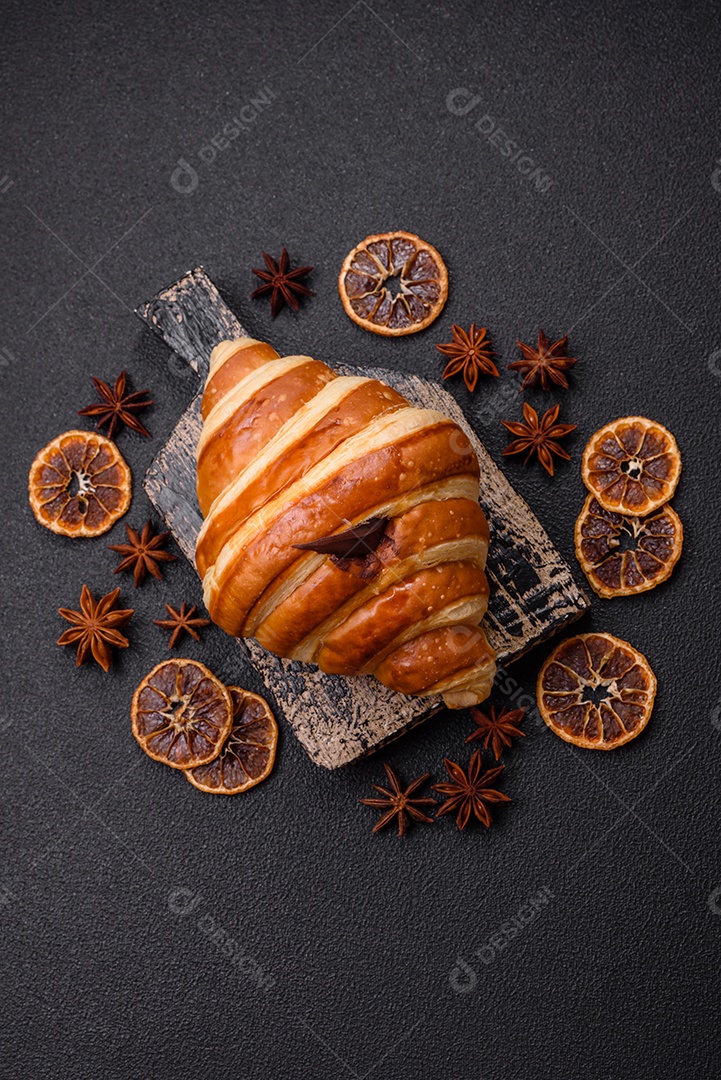 Croissants assados delicioso sobre mesa