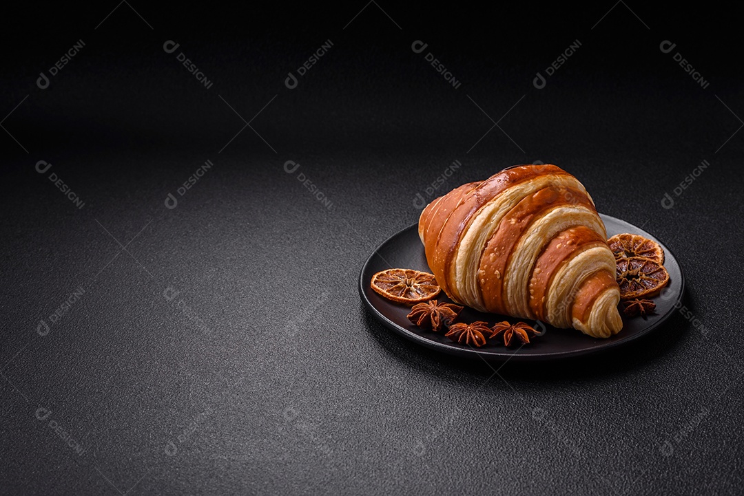 Croissants assados delicioso sobre mesa