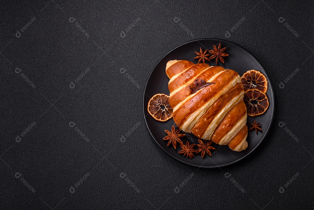 Croissants assados delicioso sobre mesa