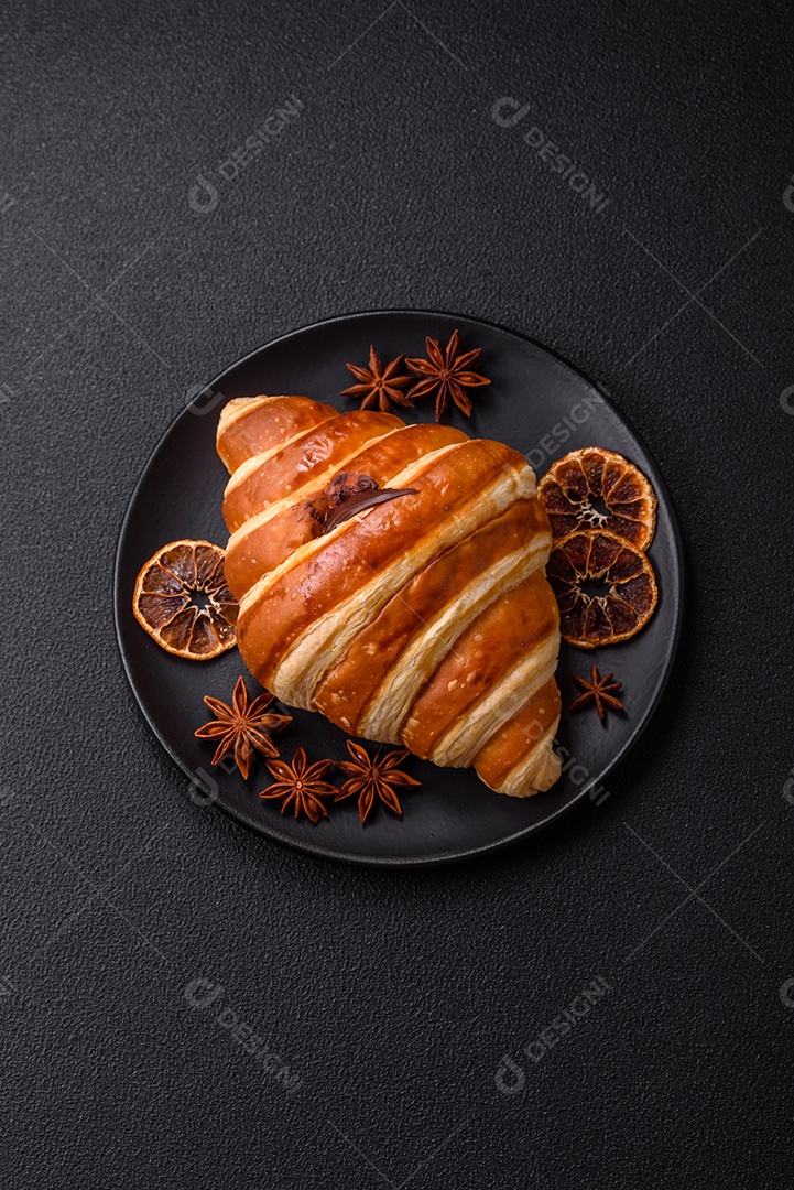 Croissants assados delicioso sobre mesa