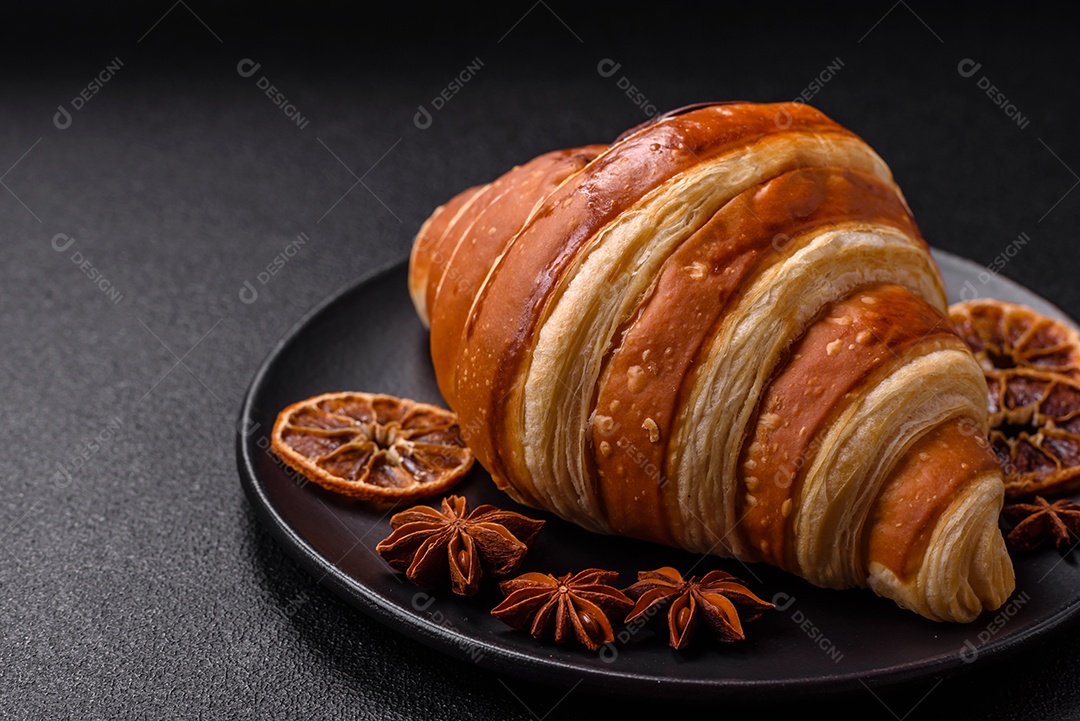 Croissants assados delicioso sobre mesa