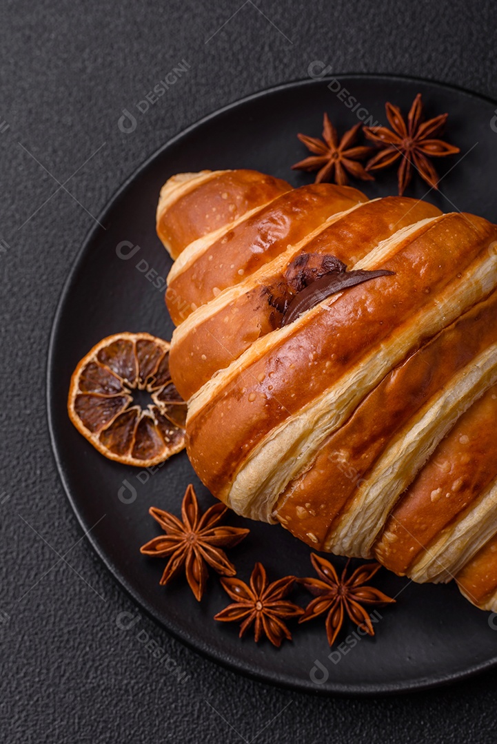 Croissants assados delicioso sobre mesa