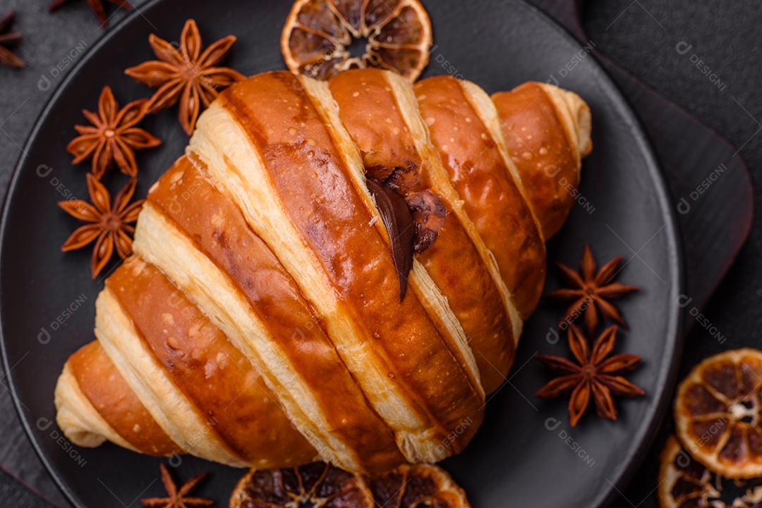 Croissants assados delicioso sobre mesa