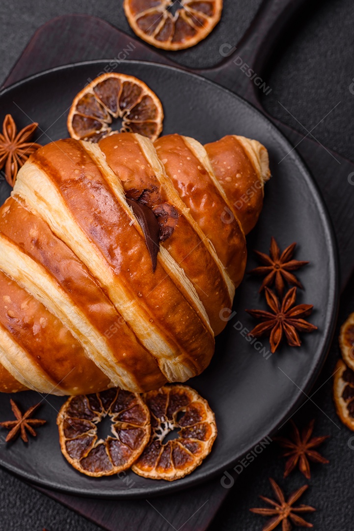 Croissants assados delicioso sobre mesa