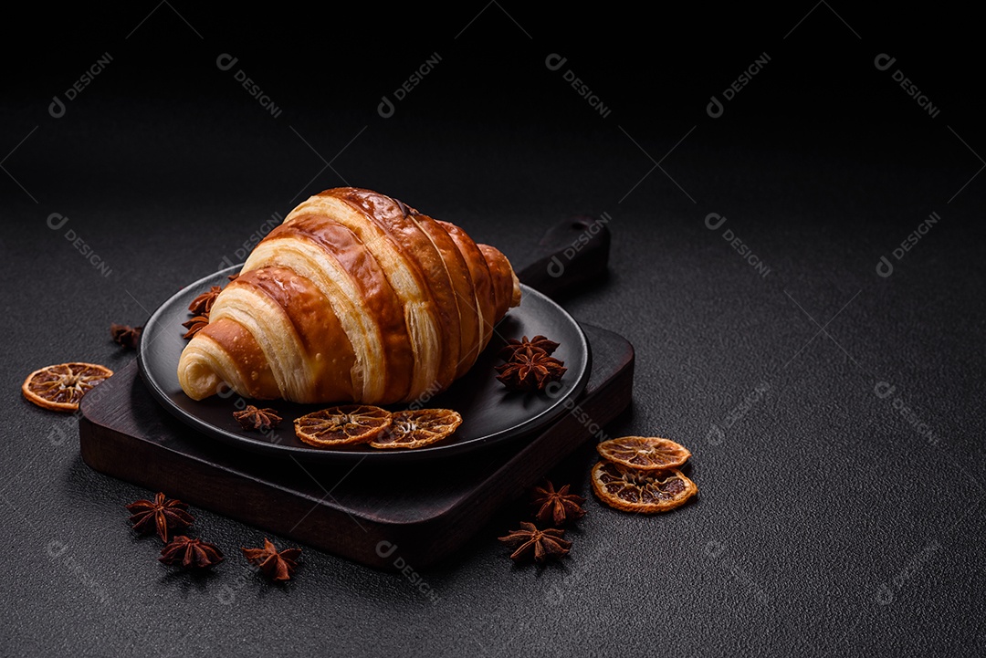 Croissants assados delicioso sobre mesa