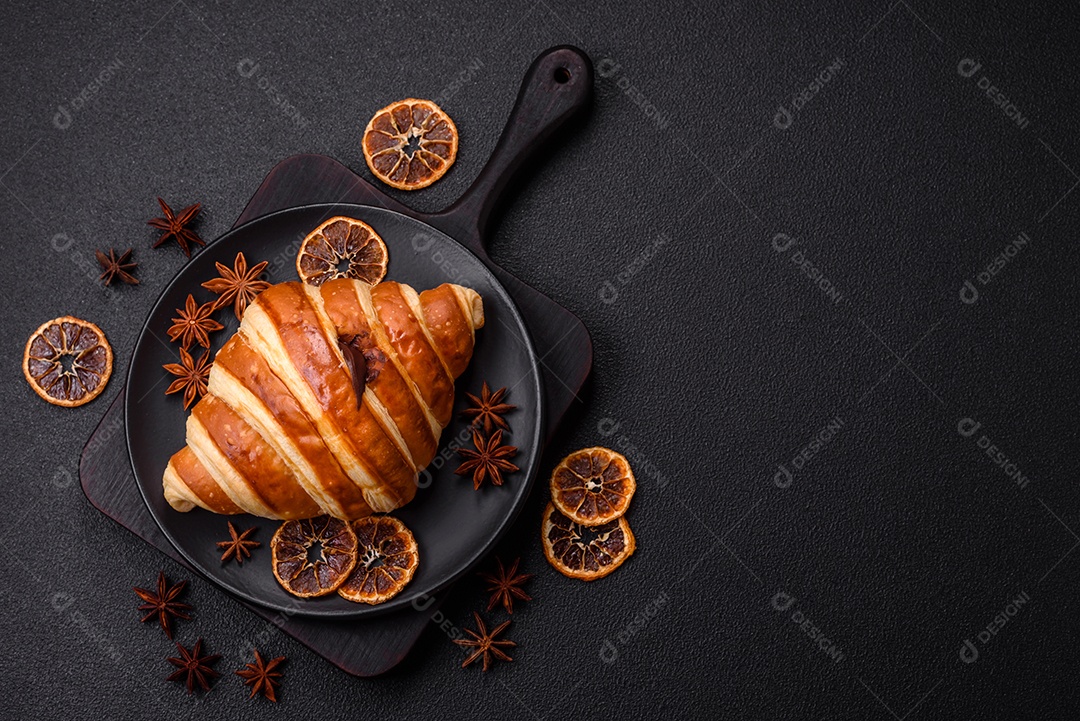Croissants assados delicioso sobre mesa