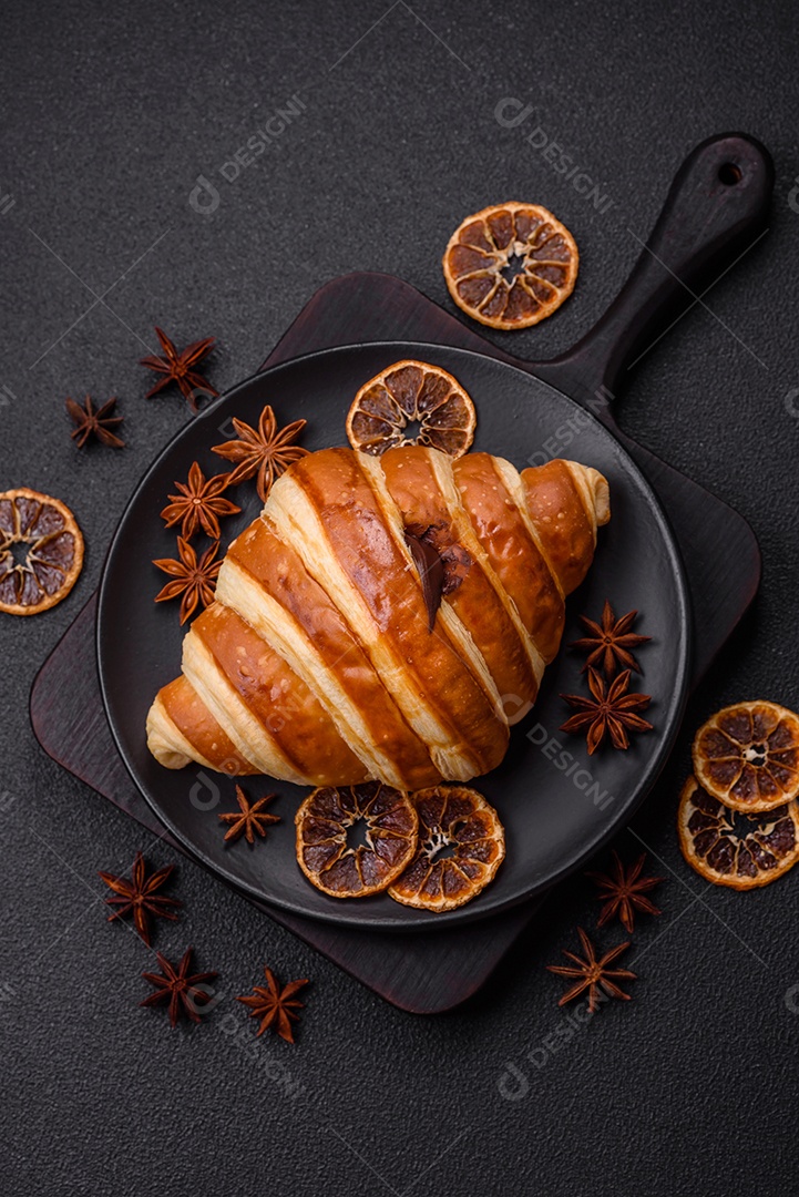 Croissants assados delicioso sobre mesa