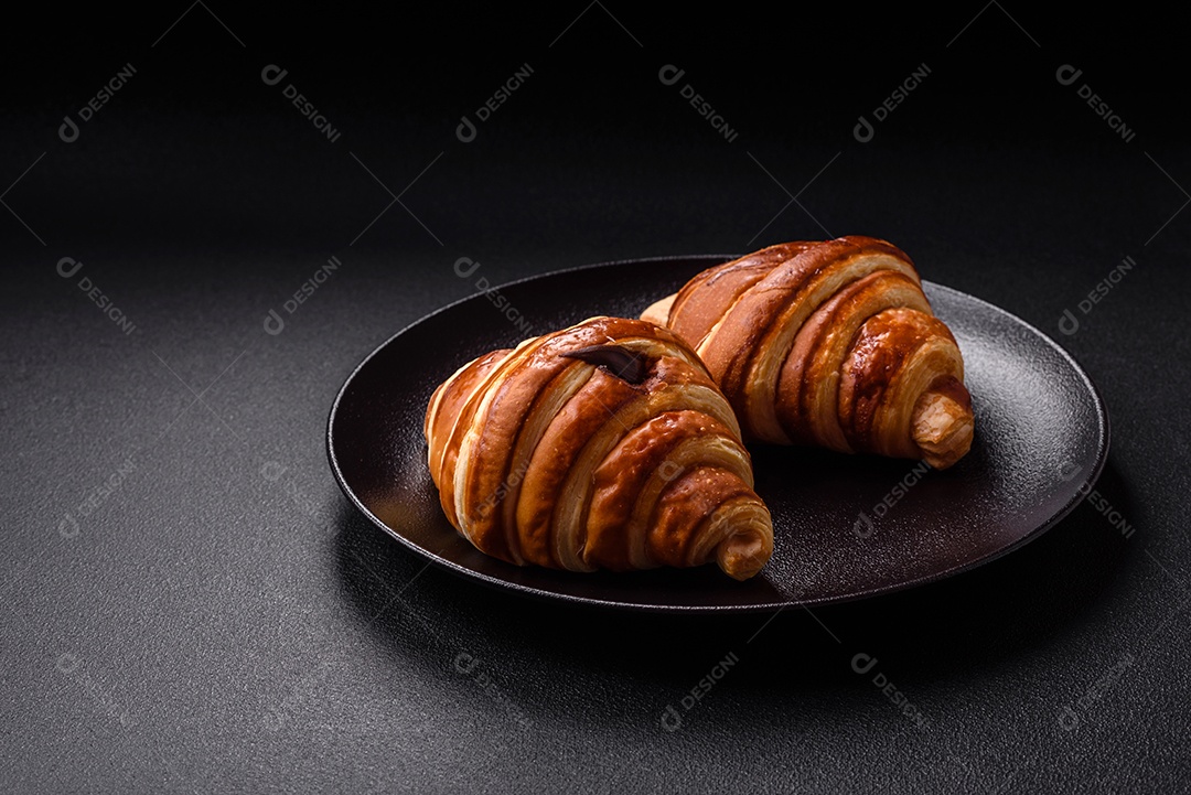 Croissants assados delicioso sobre mesa