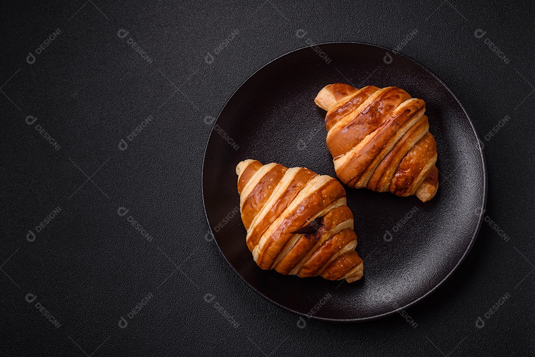 Croissants assados delicioso sobre mesa