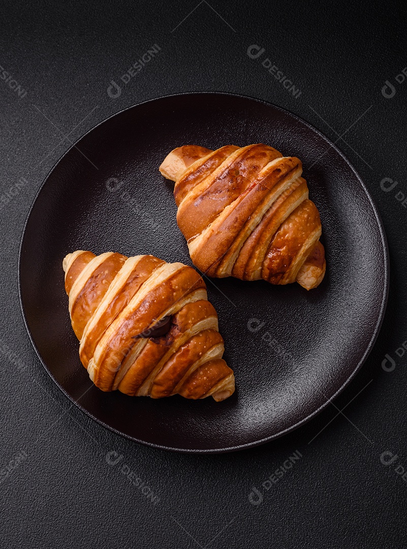 Croissants assados delicioso sobre mesa