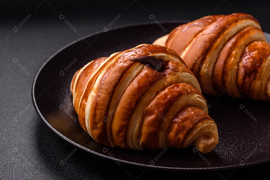 Croissants assados delicioso sobre mesa