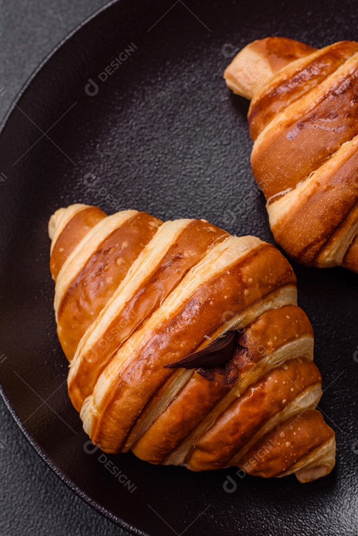 Croissants assados delicioso sobre mesa
