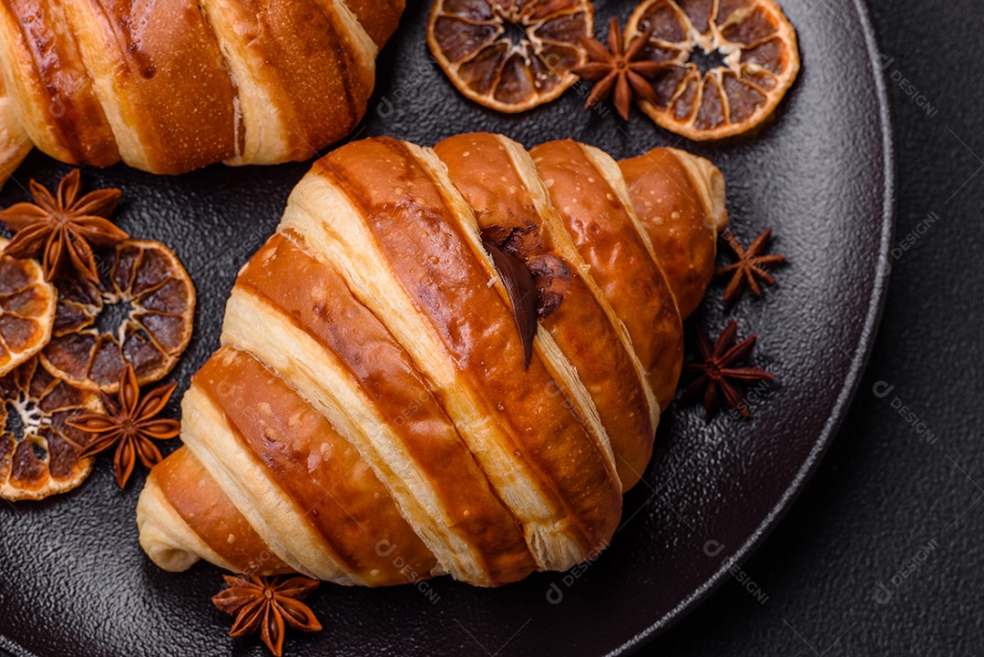 Croissants assados delicioso sobre mesa