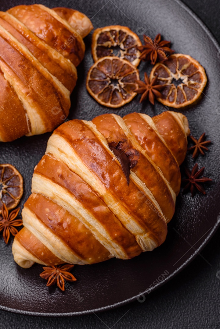 Croissants assados delicioso sobre mesa