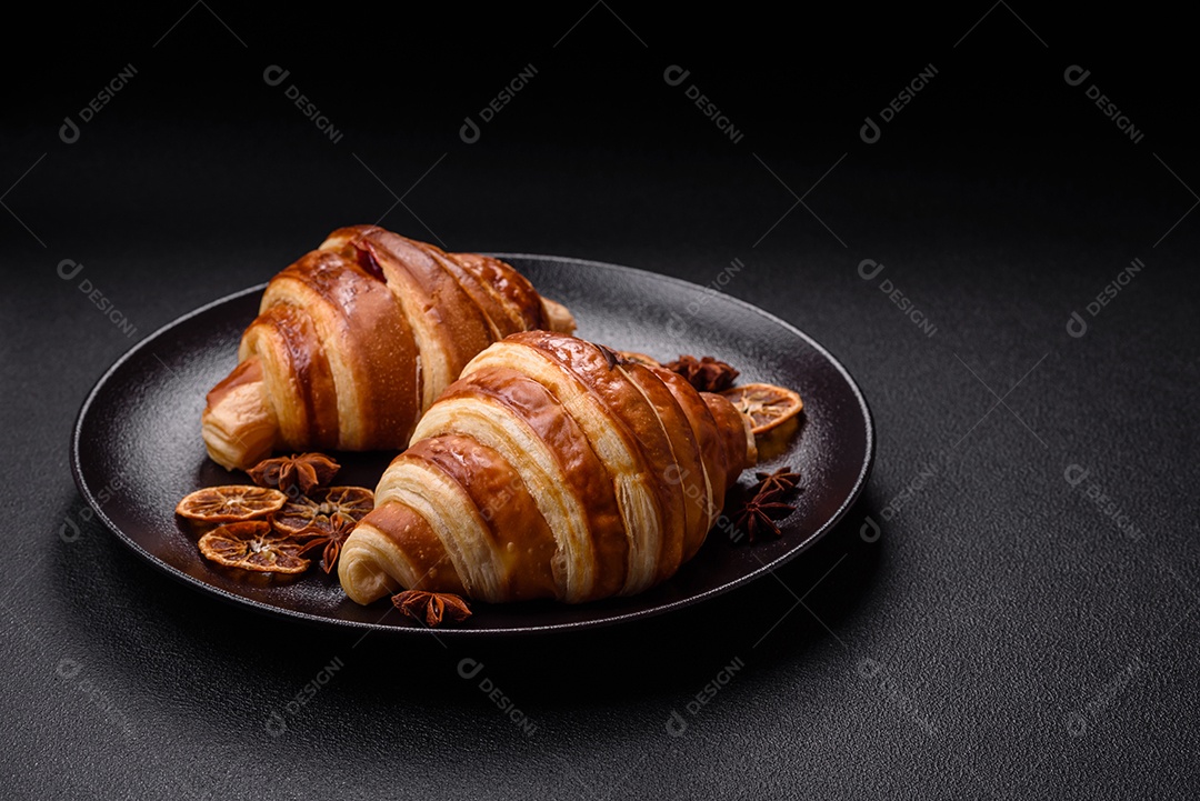 Croissants assados delicioso sobre mesa