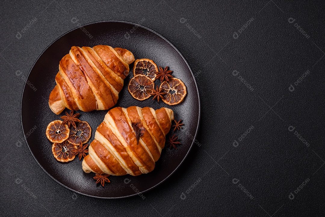 Croissants assados delicioso sobre mesa