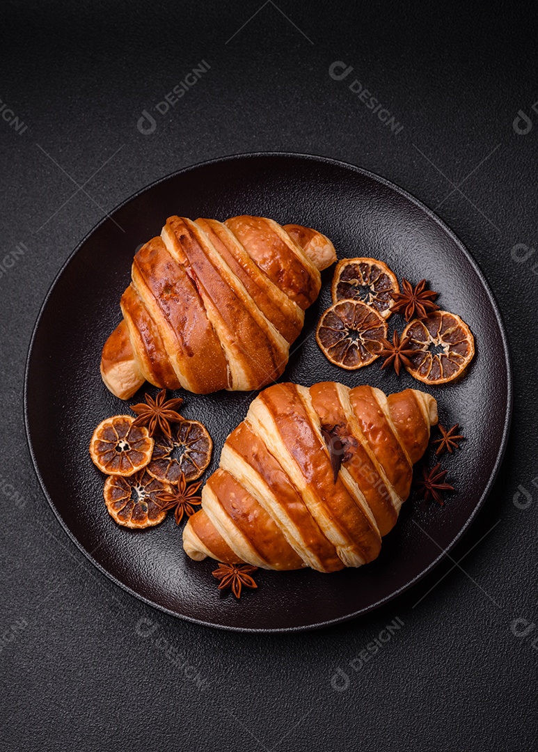 Croissants assados delicioso sobre mesa