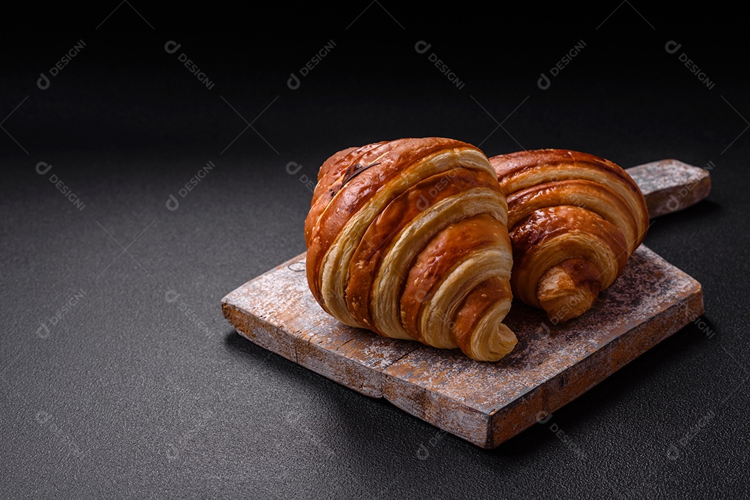 Croissants assados delicioso sobre mesa