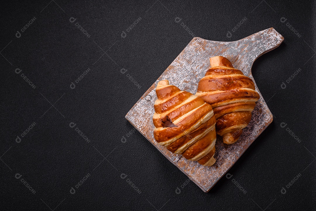 Croissants assados delicioso sobre mesa