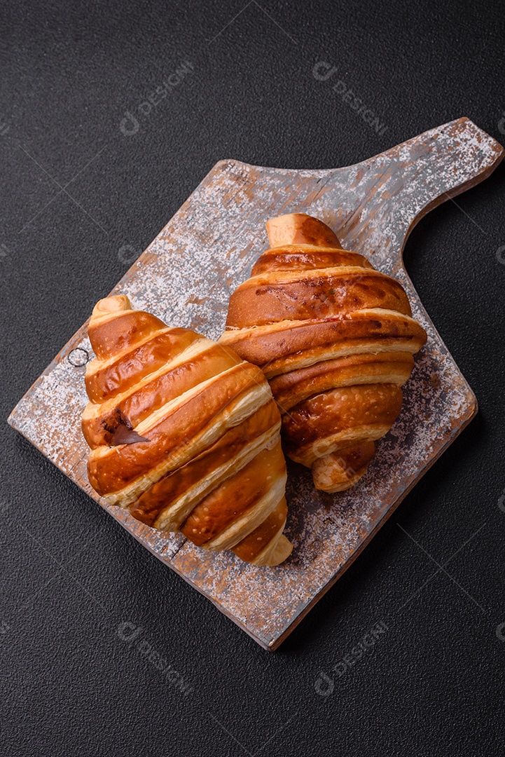 Croissants assados delicioso sobre mesa