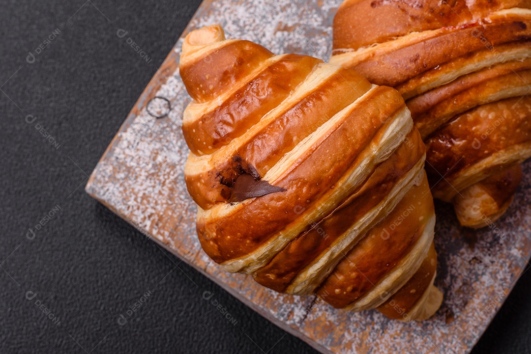 Croissants assados delicioso sobre mesa
