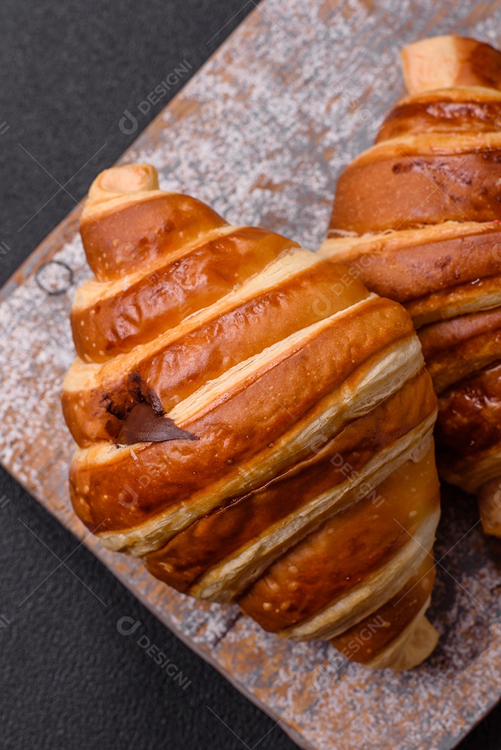 Croissants assados delicioso sobre mesa