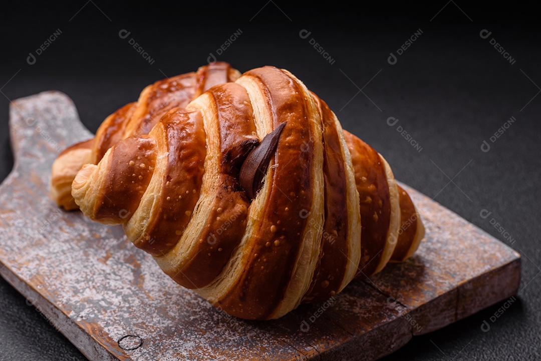 Croissants assados delicioso sobre mesa