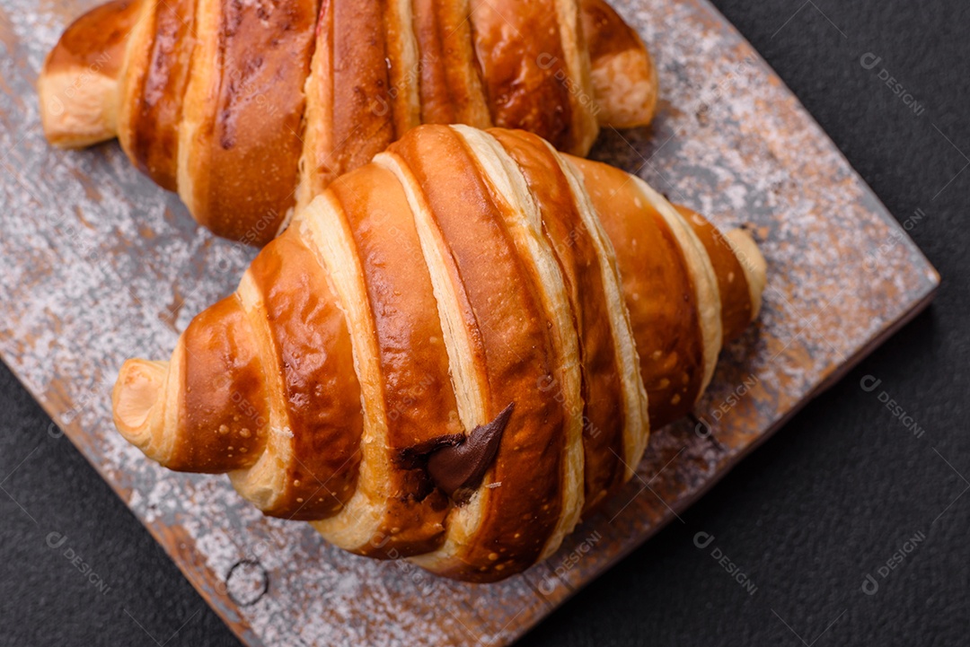 Croissants assados delicioso sobre mesa