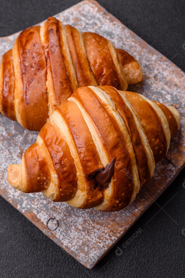 Croissants assados delicioso sobre mesa