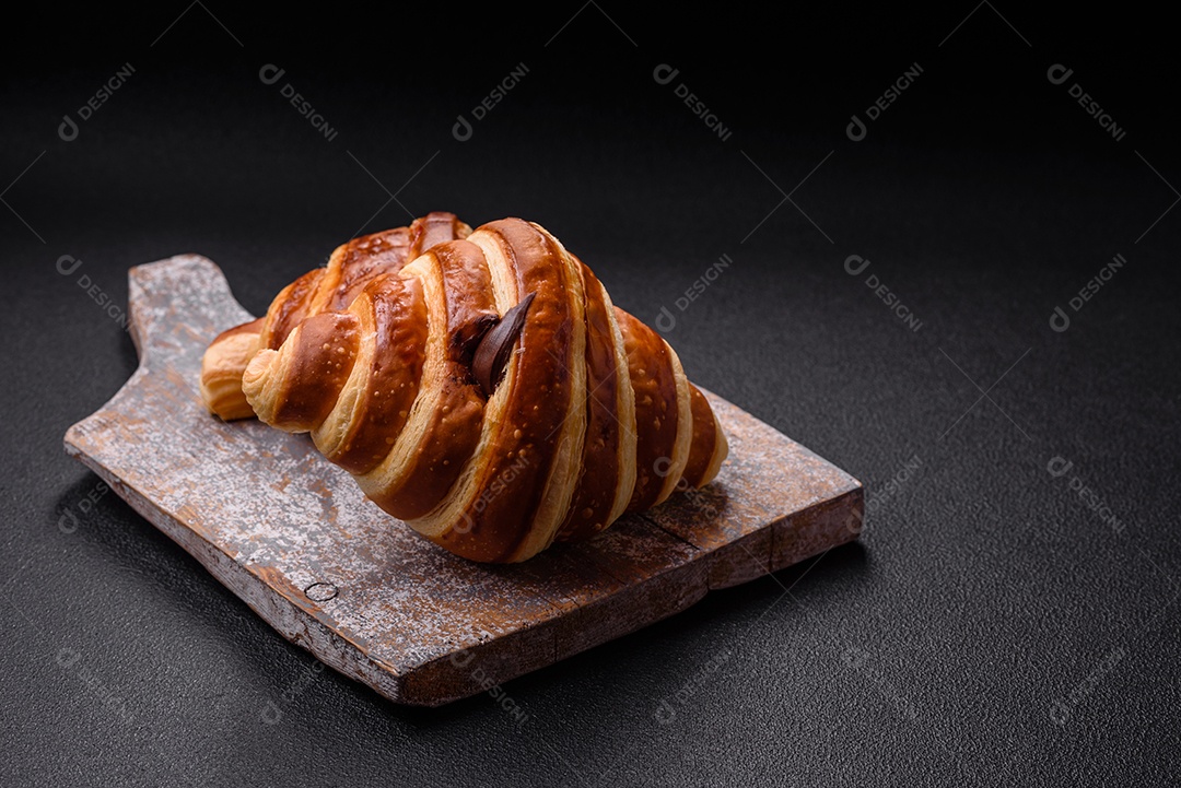 Croissants assados delicioso sobre mesa
