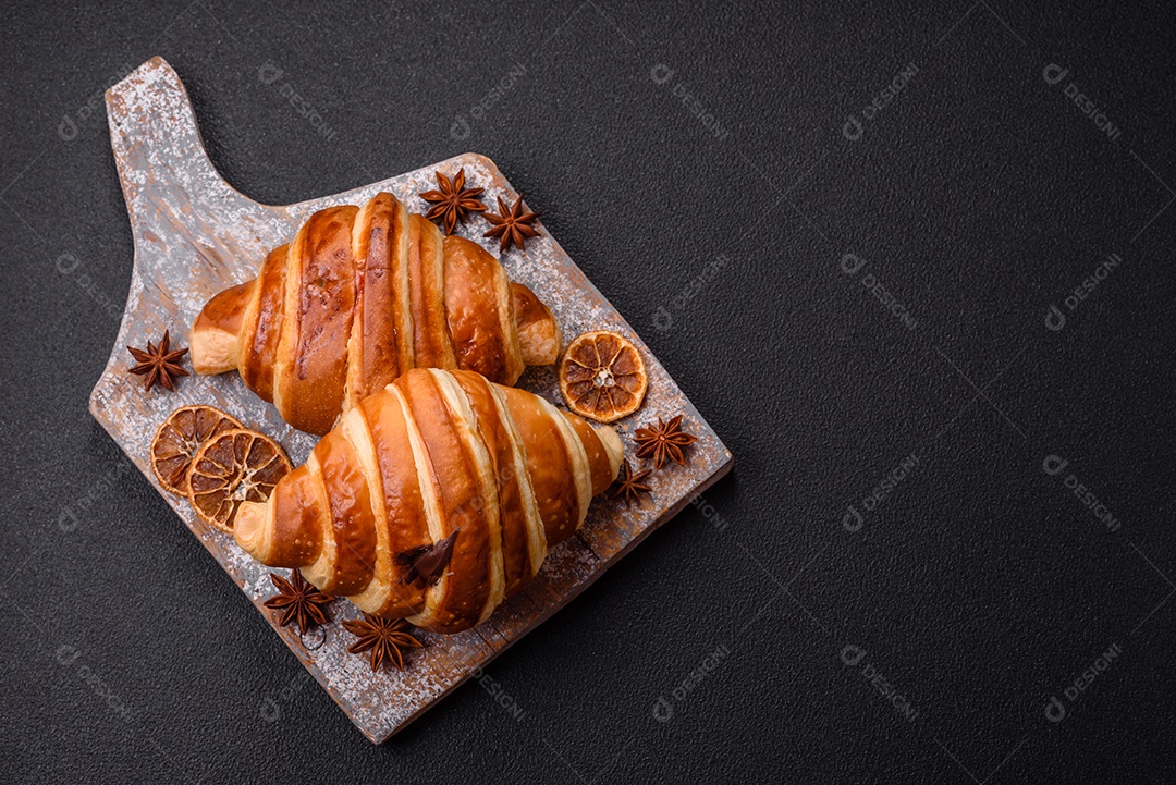 Croissants assados delicioso sobre mesa