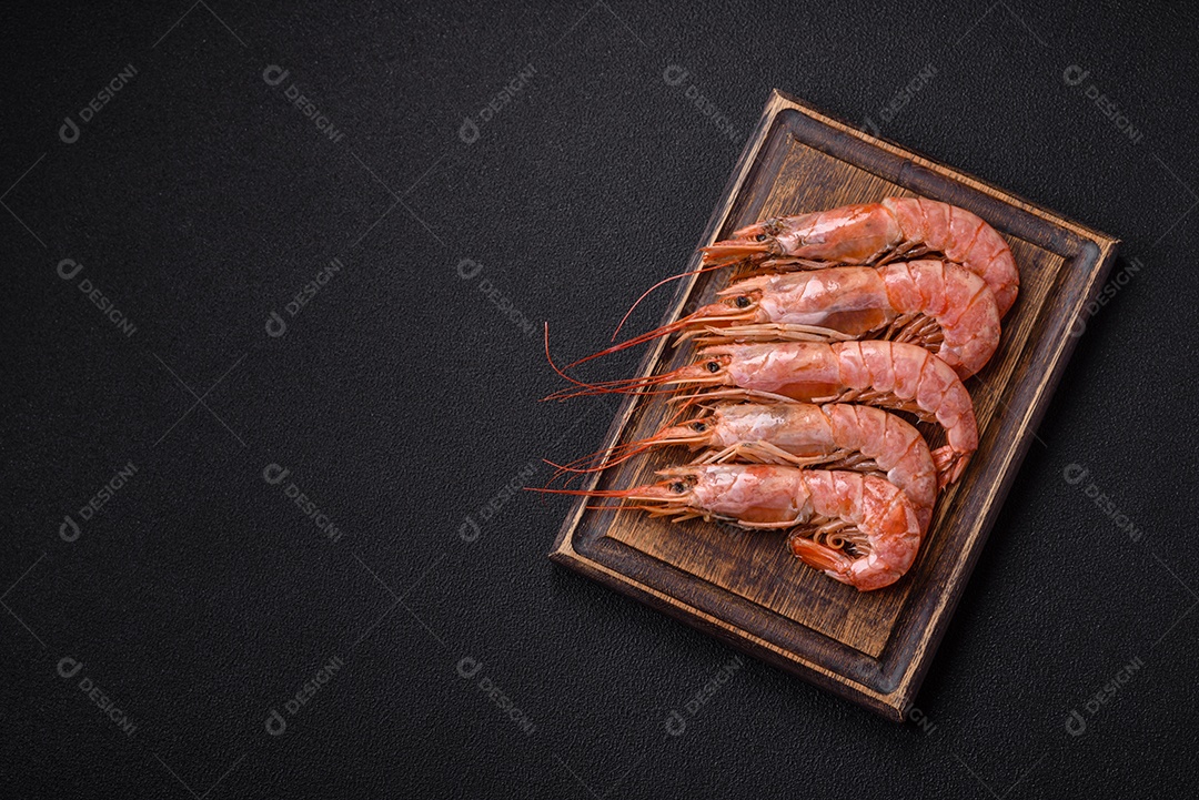 Camarão fresco molho sobre prato branco sobre mesa