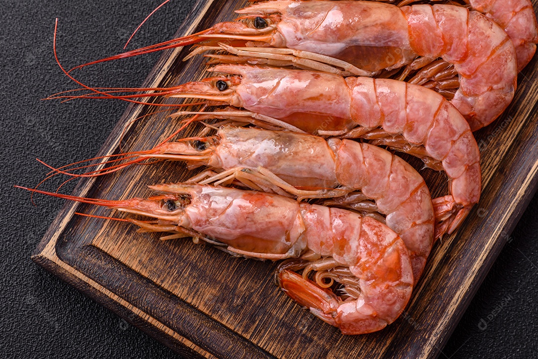 Camarão fresco molho sobre prato branco sobre mesa