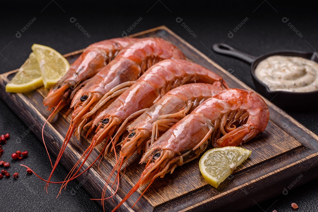 Camarão fresco molho sobre prato branco sobre mesa