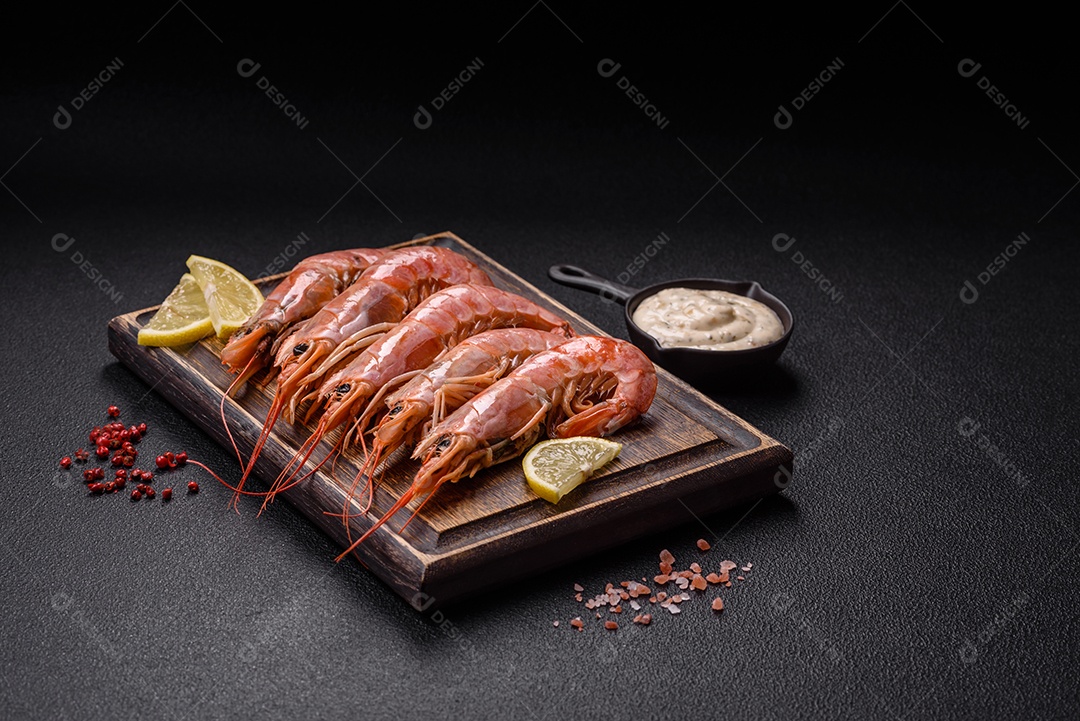 Camarão fresco molho sobre prato branco sobre mesa