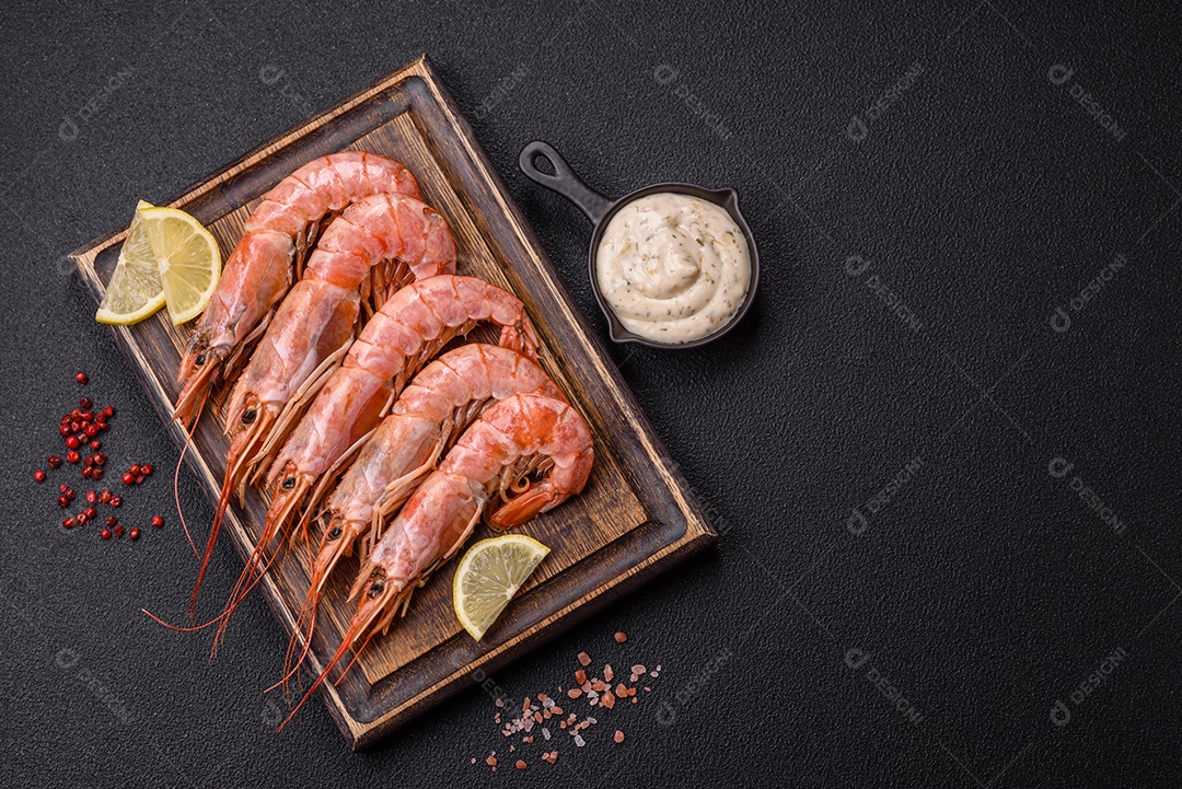 Camarão fresco molho sobre prato branco sobre mesa