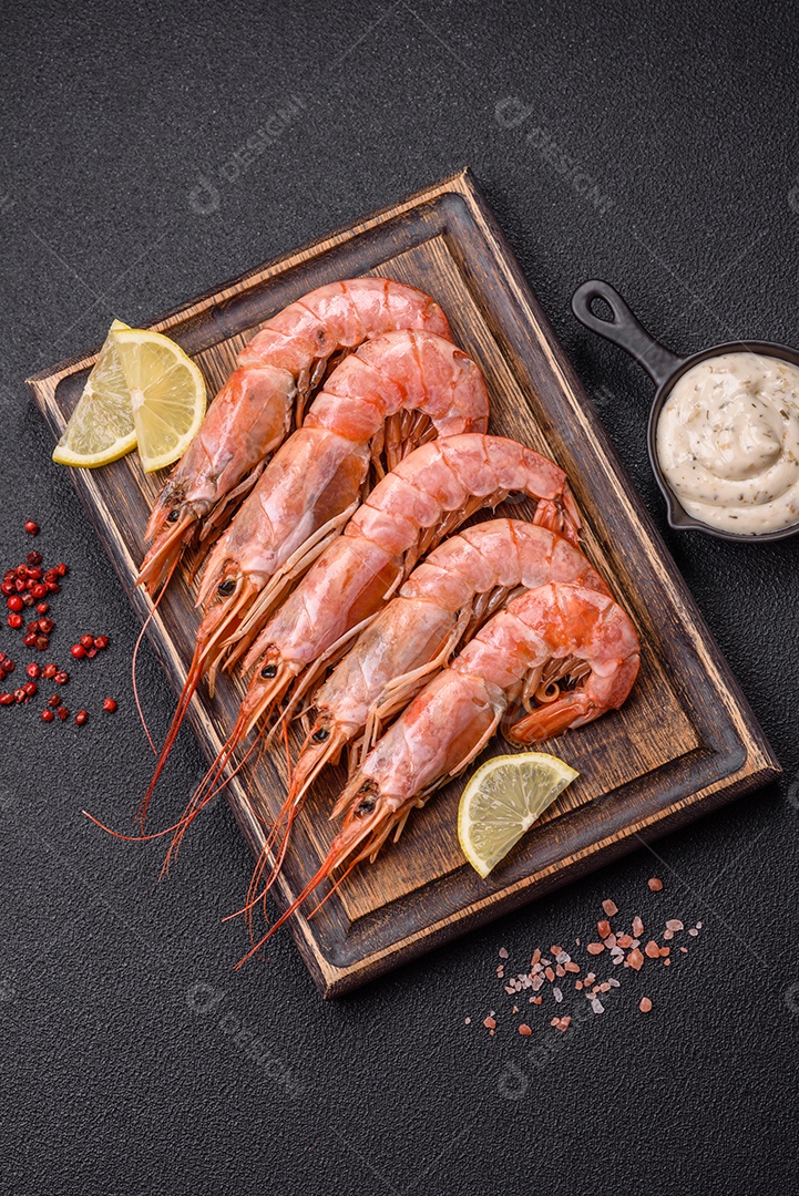 Camarão fresco molho sobre prato branco sobre mesa