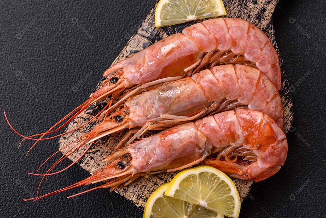 Camarão fresco molho sobre prato branco sobre mesa