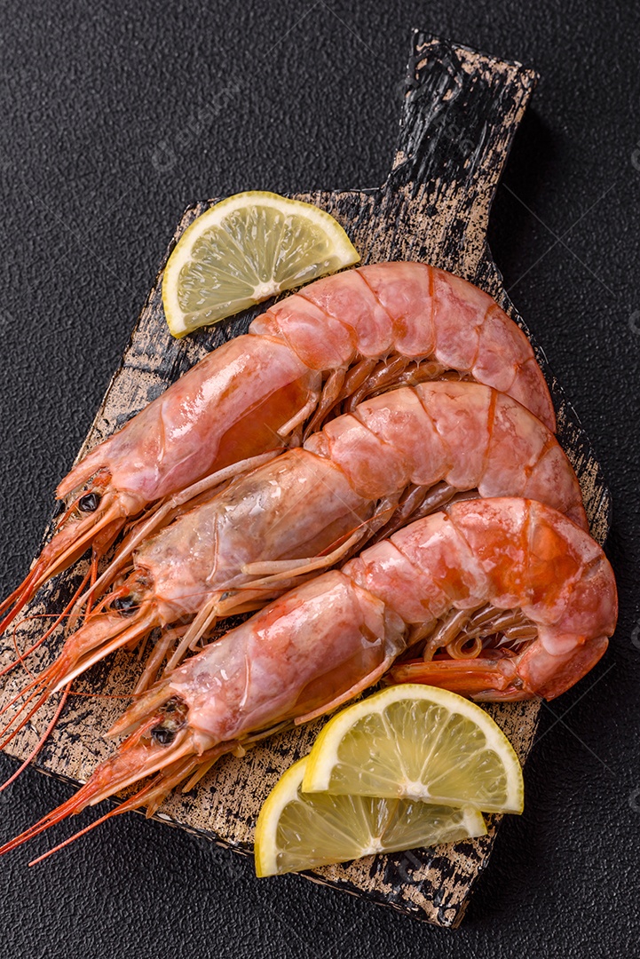 Camarão fresco molho sobre prato branco sobre mesa