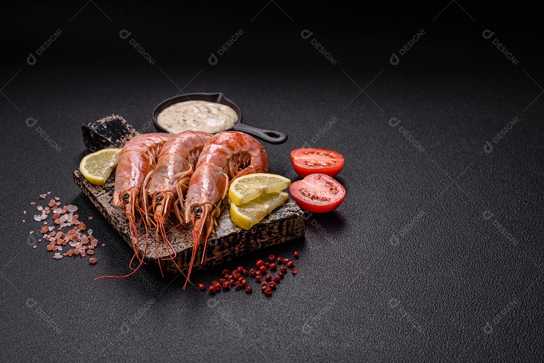 Camarão fresco molho sobre prato branco sobre mesa