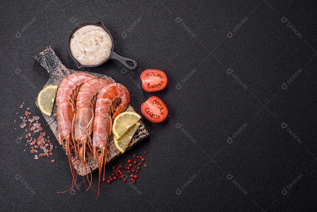 Camarão fresco molho sobre prato branco sobre mesa