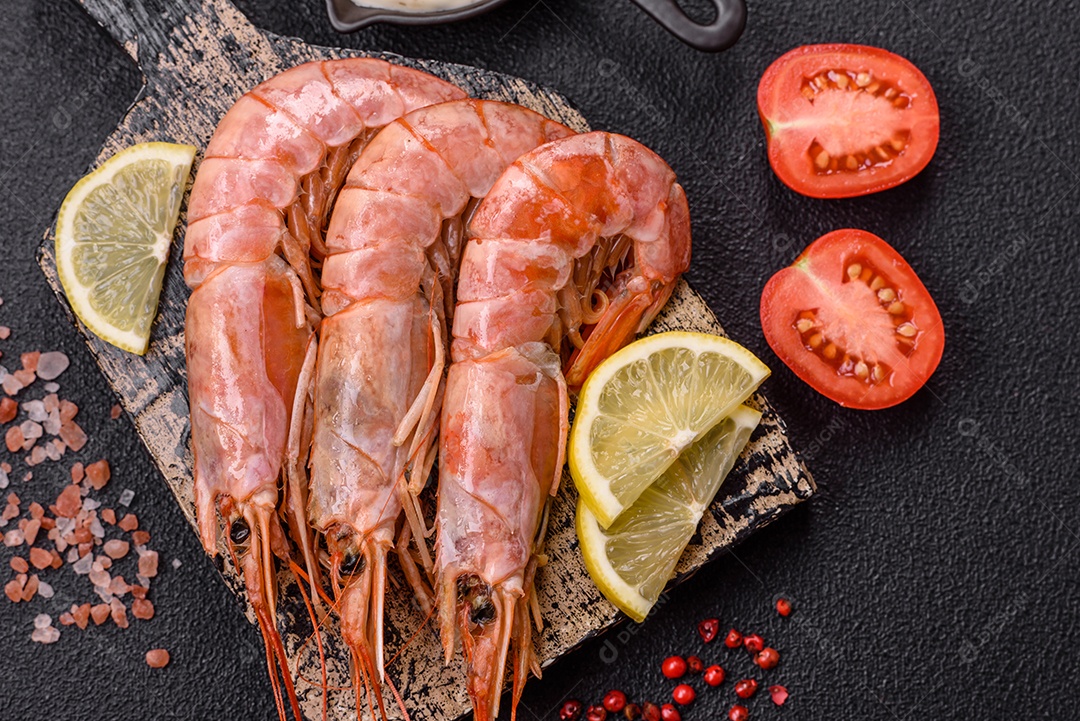 Camarão fresco molho sobre prato branco sobre mesa