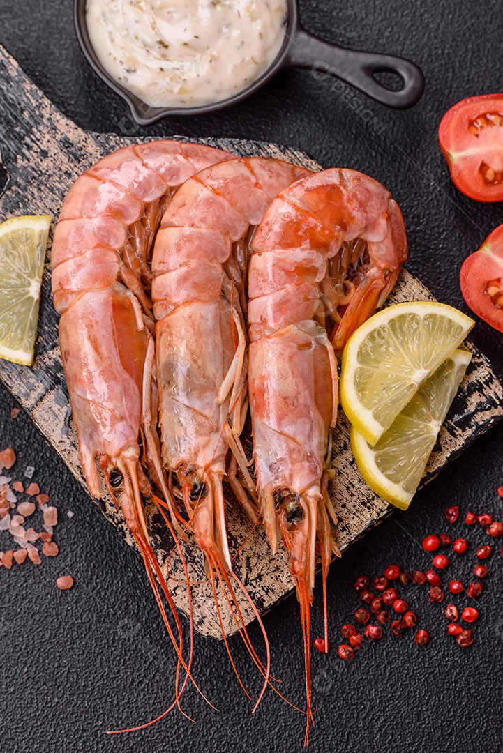 Camarão fresco molho sobre prato branco sobre mesa