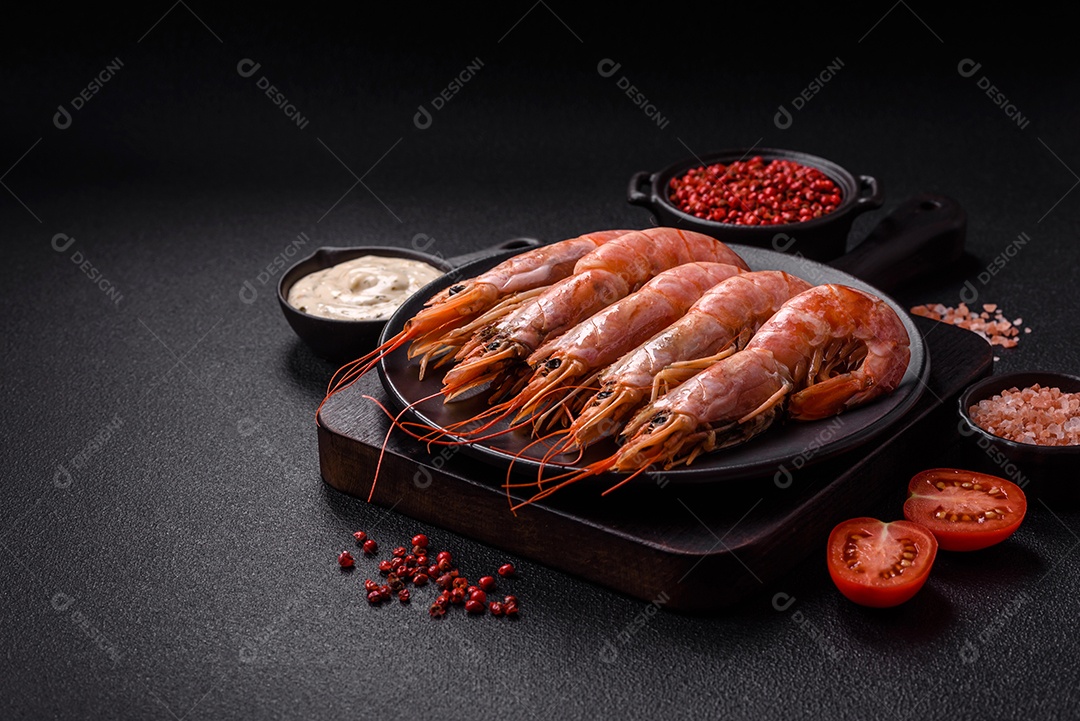 Camarão fresco molho sobre prato branco sobre mesa