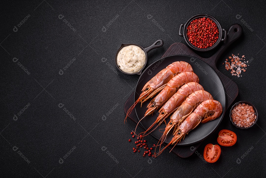 Camarão fresco molho sobre prato branco sobre mesa