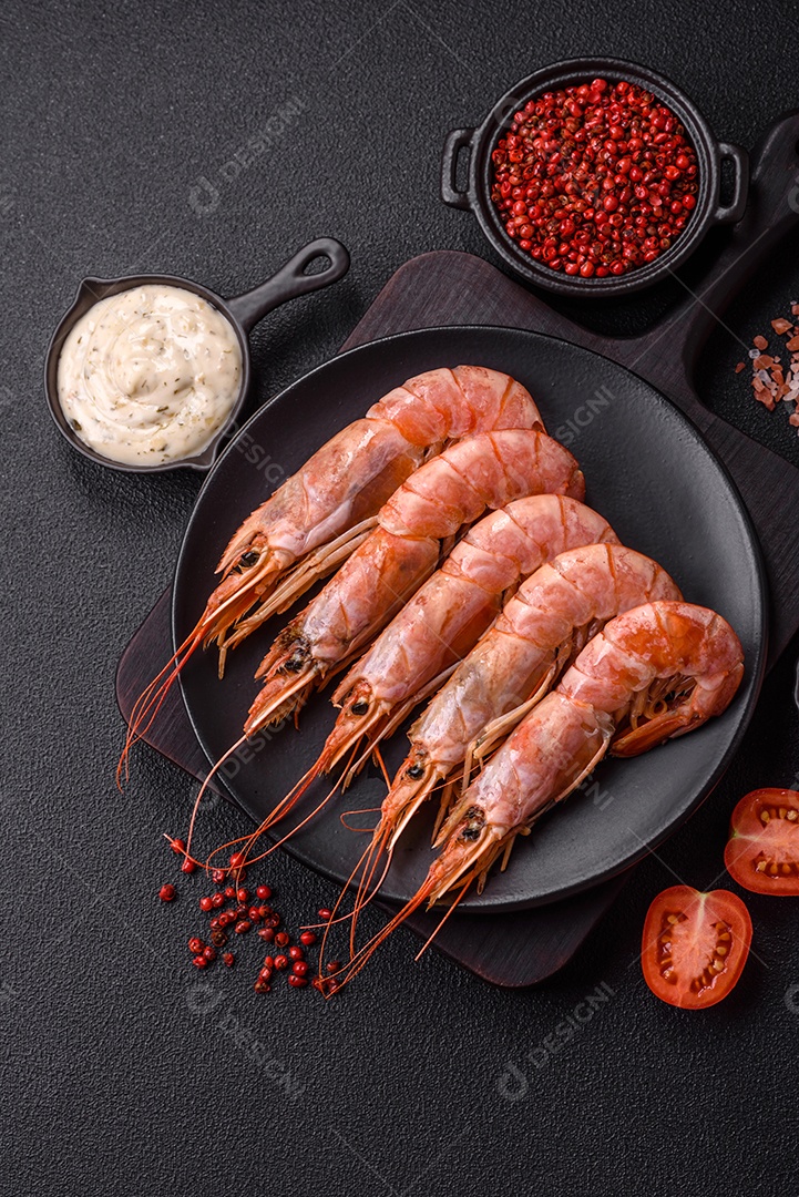 Camarão fresco molho sobre prato branco sobre mesa