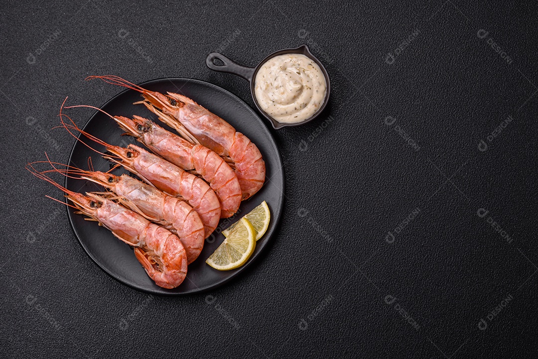 Camarão fresco molho sobre prato branco sobre mesa