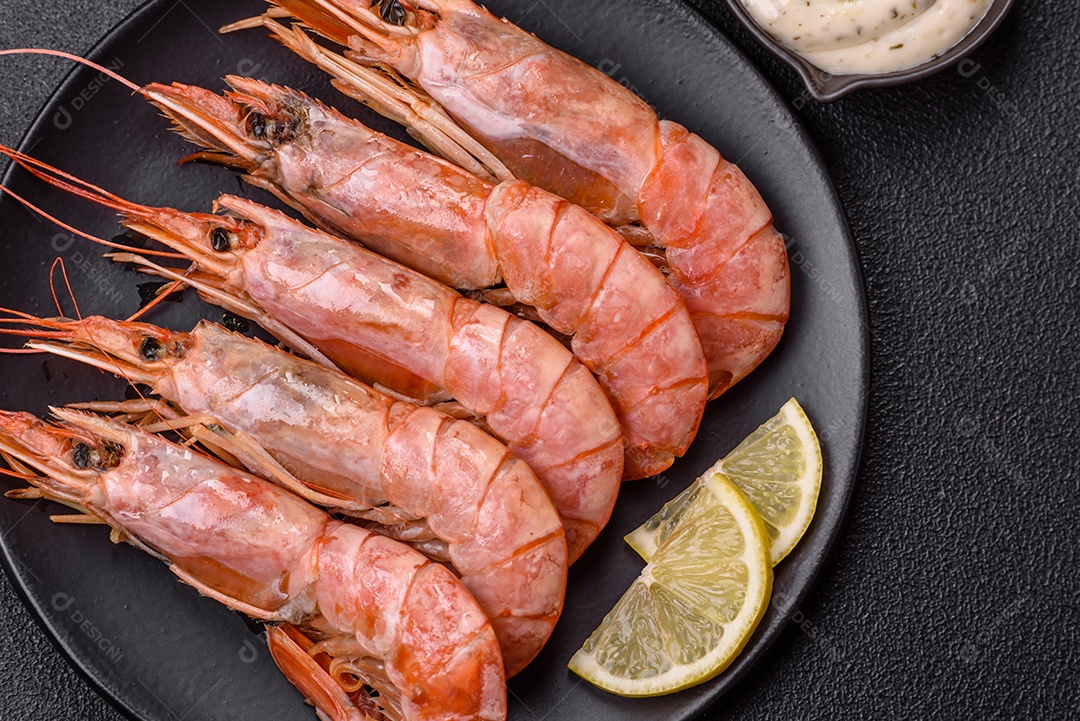 Camarão fresco molho sobre prato branco sobre mesa