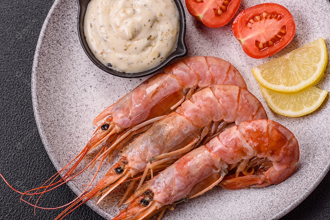 Camarão fresco molho sobre prato branco sobre mesa