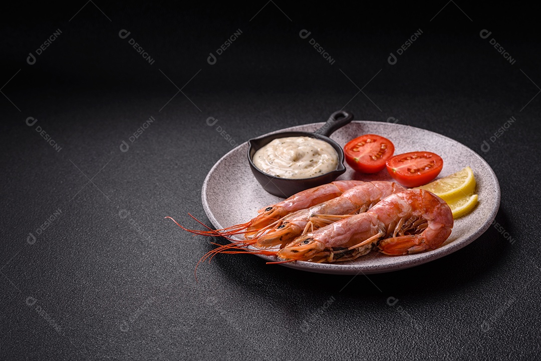 Camarão fresco molho sobre prato branco sobre mesa